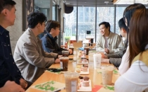 雷军周末现身星巴克请7位新一代SU7车主喝咖啡 网友：敬业又亲民Lei Jun appeared at Starbucks over the weekend and invited 7 new generation SU7 car owners to have coffee. Netizen: Dedicated and approachable