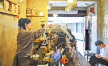 重庆妹子回家创业，抱团发展&mdash;&mdash;在老街开咖啡店 把热爱变成事业Chongqing girl returns home to start a business and develop together - opening a coffee shop in the old street and turning her passion into a career