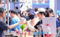 济南首届国际泉水咖啡嘉年华热度不减 泉韵咖香漫染泉城The first International Spring Water Coffee Carnival in Jinan continues to be popular, with the fragrance of spring water and coffee spreading throughout the city