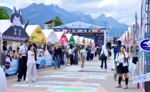 当醇香咖啡邂逅雪山 丽江再掀文旅热潮When fragrant coffee meets snow capped mountains in Lijiang, it reignites the trend of cultural tourism