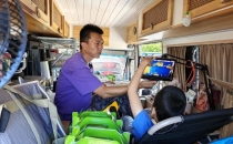 东北父亲为患病幼子来密云摆摊，北京人用一杯杯咖啡筑起避风港Northeastern father sets up stall in Miyun for sick child, Beijing residents build shelter with cups of coffee