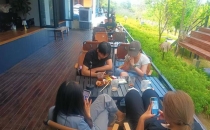 东盟集休闲业态升级 市民乐享河畔咖啡慢时光ASEAN leisure industry upgrade, citizens enjoy riverside coffee, slow time