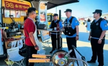 奔赴城市烟火，莱山公安用坚守为咖啡节保驾护航Rushing to the city fireworks, Laishan Public Security guards the Coffee Festival with perseverance