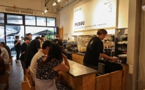 每日售出千杯+ 这个暑期胡豆咖啡有点&ldquo;挤&rdquo;Thousands sold daily&mdash;this summer, Hu Dou Coffee is a bit "crowded."