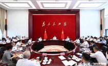 贵州这场企业家座谈会，酱酒咖啡牛奶都上桌了At this entrepreneur symposium in Guizhou, soy sauce, wine, coffee, and milk were all served on the table