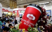 云新闻创意海报丨云南咖啡&ldquo;双面绣&rdquo;Cloud News Creative Poster - Yunnan Coffee "Double sided Embroidery"