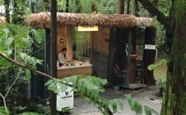 武汉一咖啡店开在山里，只有3平方米，一天卖200多杯咖啡，很多回头客专程开车去A coffee shop in Wuhan is located in the mountains, only 3 square meters, selling more than 200 cups of coffee a day, and many returning customers drive there specifically