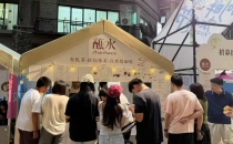 咖啡在河畔，激活周末消费新活力｜兴义城区主题市集观察Coffee by the River, Activating New Consumption Vitality on Weekends - Observation of Xingyi City Theme Market