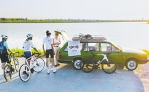 一辆咖啡车的河畔之约A riverside appointment with a coffee truck