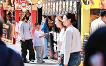 民生民声丨从汉堡咖啡到手串萌宠，垂直市集点亮街巷烟火&mdash;&mdash;行走在市集，&ldquo;逛&rdquo;出济南新潮流！Livelihood Voice - From hamburger coffee to cute pets, the vertical market lights up the streets and alleys - walking in the market, "strolling" out of Jinan's new trend!