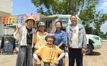 候鸟入滇记｜停在星云服务区的奶绿房车：三代&ldquo;候鸟&rdquo;，把旅途煮成一杯公路咖啡The entry of migratory birds into Yunnan - Milk green RV parked in Xingyun Service Area: Three generations of "migratory birds" cook their journey into a cup of road coffee