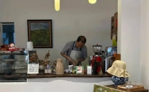 成都70岁退休大爷卖咖啡火了，拿铁仅6元1杯A 70 year old retired man from Chengdu has become popular selling coffee, with a latte costing only 6 yuan per cup