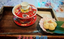盖碗咖啡香满巷 老街新生引客来Cover the bowl of coffee, the fragrance fills the alley, and the new generation of old streets attracts customers