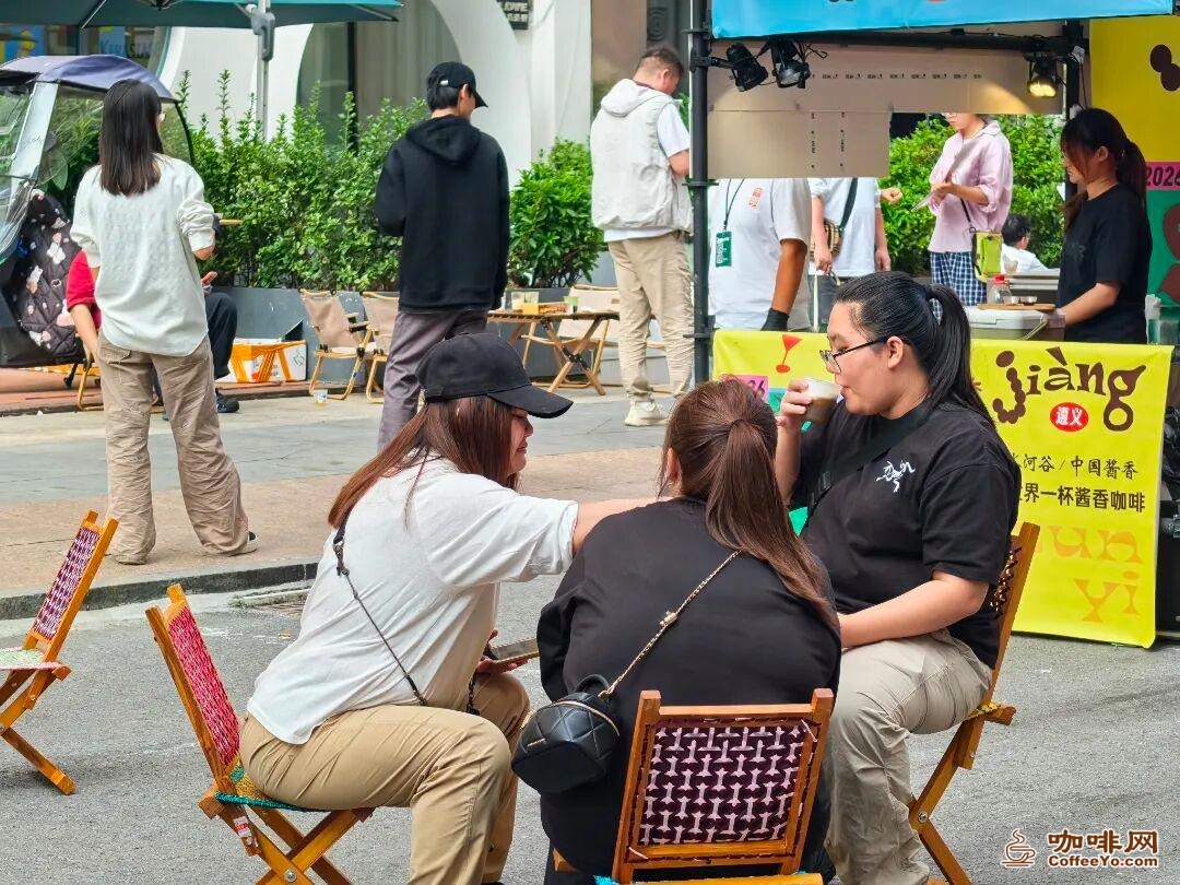 Street-style mobile coffee carts and the coffee market