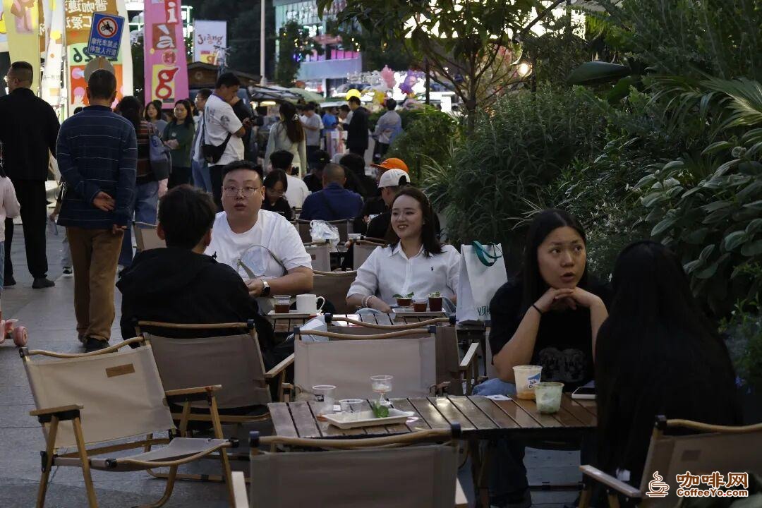 Sauce-flavor coffee specials and specialty snack booths