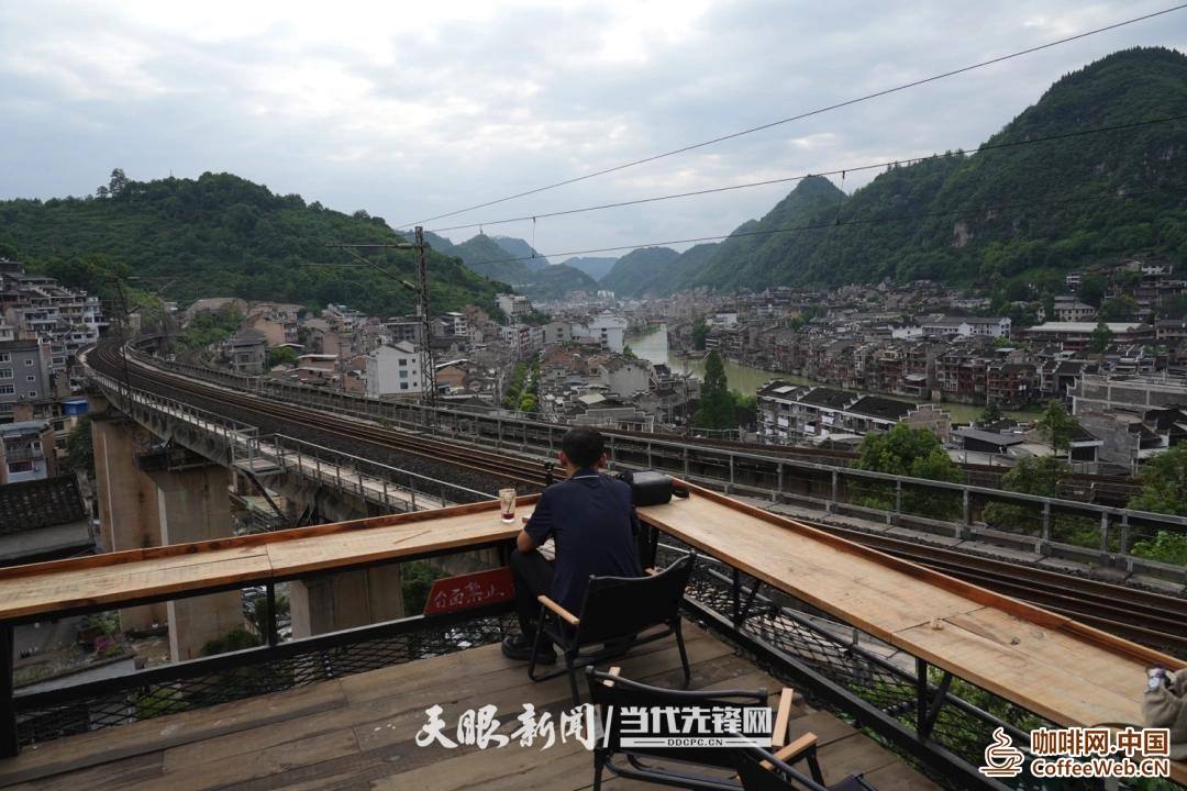 在镇远，捧一杯咖啡 等一列火车