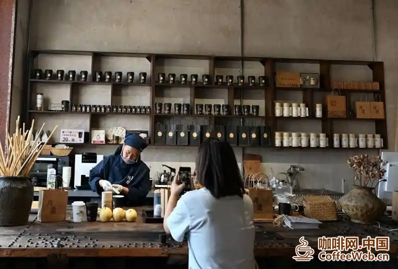 Frontline Experience - Drinking a Cup of Pear Cream Coffee in Snowflake Pear Township