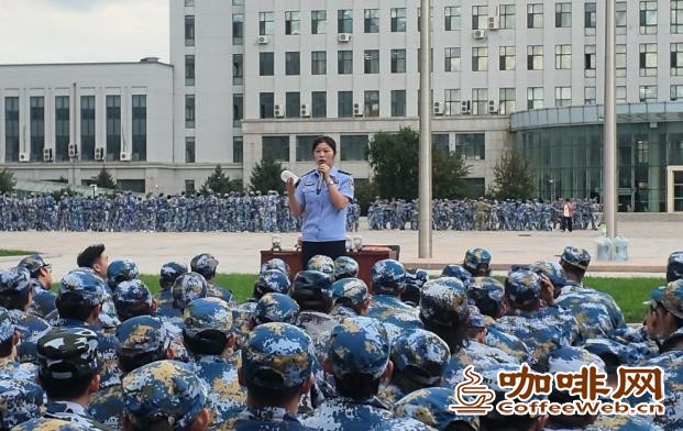 “这包‘速溶咖啡’可能让你上瘾!”冰城公安把禁毒课堂搬进军训场