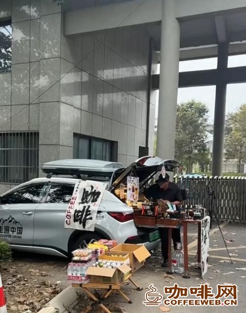 男子在殡仪馆门口卖咖啡被称“商业鬼才”,给熬夜的顾客提提神