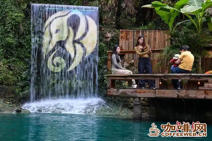 贵阳:民众在森林里的咖啡馆度过假期时光