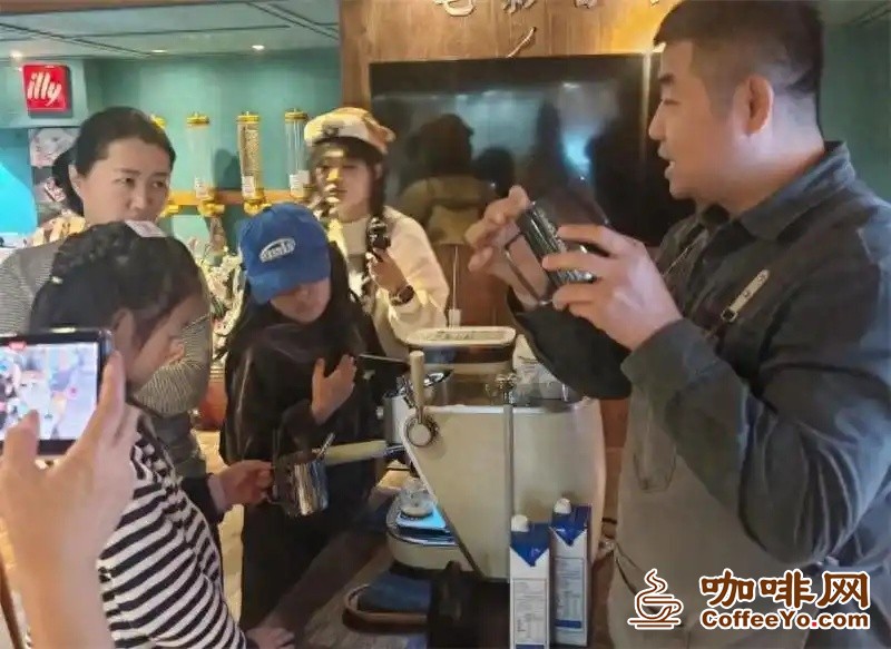 书香、琴音与咖啡,“弦乐啡扬”国庆特别活动在易闻思修·中央书店举行